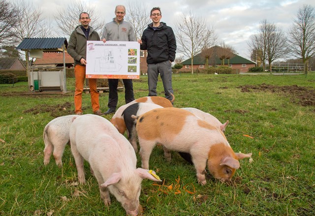 Xavier San Giorgi, Jeroen Neimeijer en Andrew Dawson met het ontwerp van het Varkens Voedselbos Foto Michiel Elands